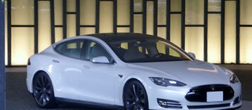 The front view of Tesla Model S. [image via Tokumeigakarinoaoshima, Wikimedia Commons]