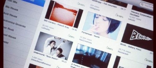 YouTube app for the Apple iPad. - https://ccsearch.creativecommons.org/image/detail/vSydenqnVv-ebSnebaC1Bg==