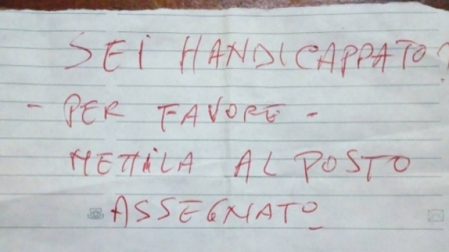 Il cartello lasciato da un uomo sul parabrezza dell'auto di un disabile