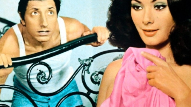 Pippo Franco ed Edwige Fenech in 'Giovannona Coscialunga disonorata nell'onore' (1973)