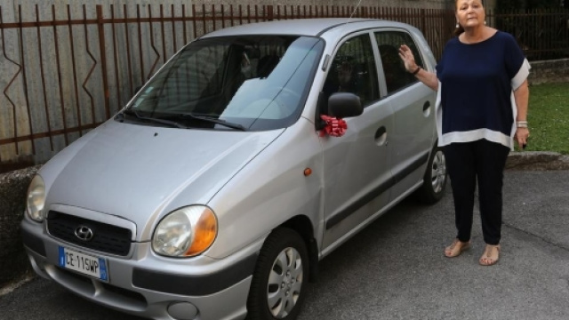 Riceve la multa di 28 euro per non aver chiuso a chiave l'auto