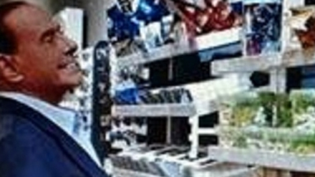 Shopping in autogrill per Silvio Berlusconi