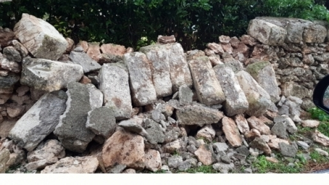 Un muro divelto dal forte vento.