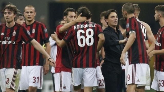 Vincenzo Montella discute con i suoi giocatori al termine della partita
