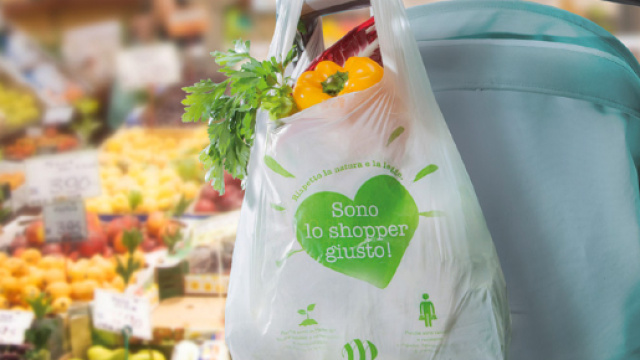 Sacchetti biodegradabili obbligatori e a pagamento, ecco chi ci guadagna