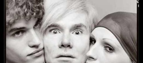 Andy Warhol compart&iacute;a su apartamento con su madre y 25 gatos