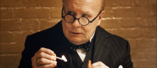 Gary Oldman como Churchill en 'El instante m&aacute;s oscuro'. Fotograma oficial del tr&aacute;iler
