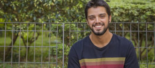 Rodrigo Simas aparece beijando atriz Manu Gavassi. (Arquivo Blasting News)