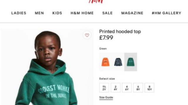 Bimbo di colore per pubblicizzare una felpa con la scritta...