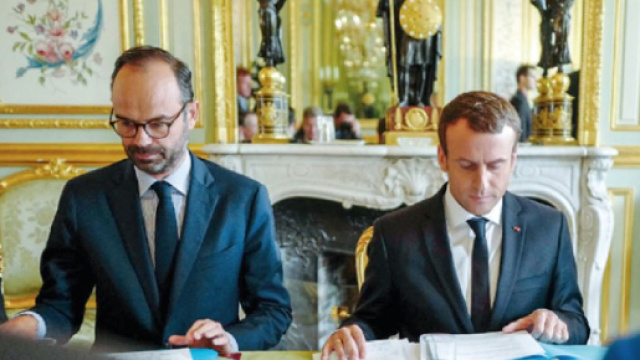 La popularit&eacute; d'Emmanuel Macron et Edouard Philippe repart &agrave; la ... - challenges.fr