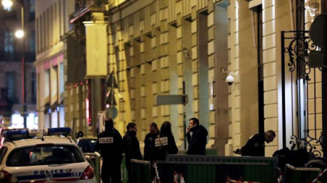 Le indagini subito dopo la rapina. Polizia davanti al Ritz (fonte lastampa)