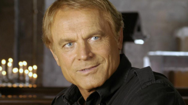 Terence Hill interpreta Don Matteo
