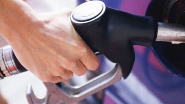 Una persona mentre rifornisce la propria auto di gasolio