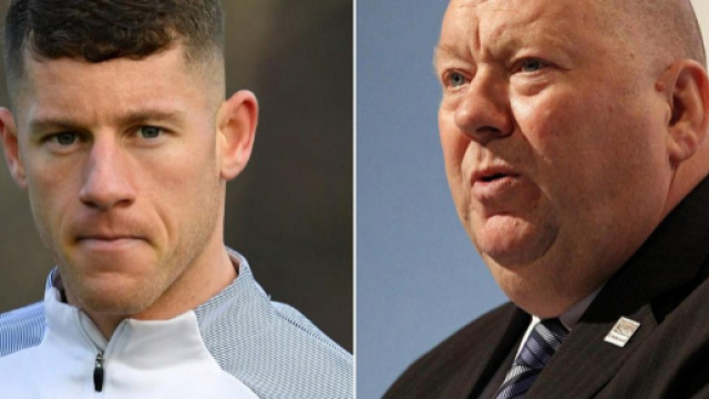 A gauche, Ross Barkley, nouveau joueur de Chelsea. A droite, le maire de Liverpool, Joe Anderson, f&acirc;ch&eacute; par son d&eacute;part.