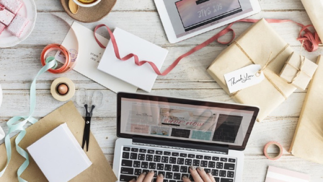 Due donne al lavoro davanti ad un computer