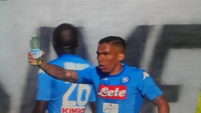 Il difensore del Napoli Koulibaly vittima di un brutto gesto da parte dei tifosi atalantini