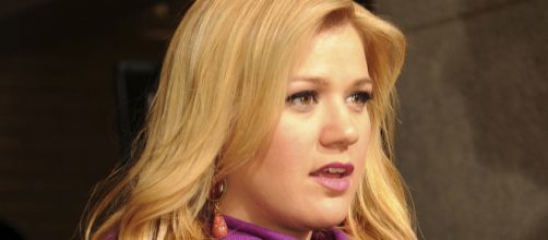 Kelly Clarkson looking stunned - Kathy Reesey via Wikimedia Commons