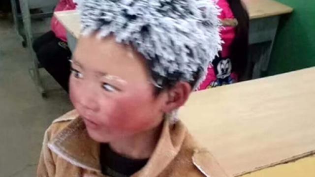 Bimbo percorre 4 km a -9 gradi: arriva a scuola congelato