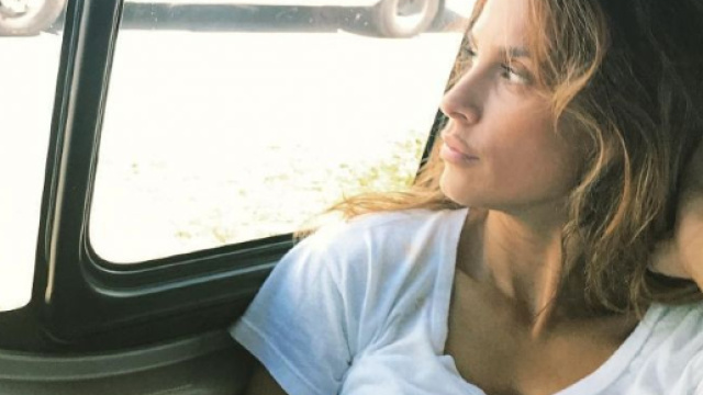 Elisabetta Canalis in lacrime durante 'Le Spose di Costantino'.