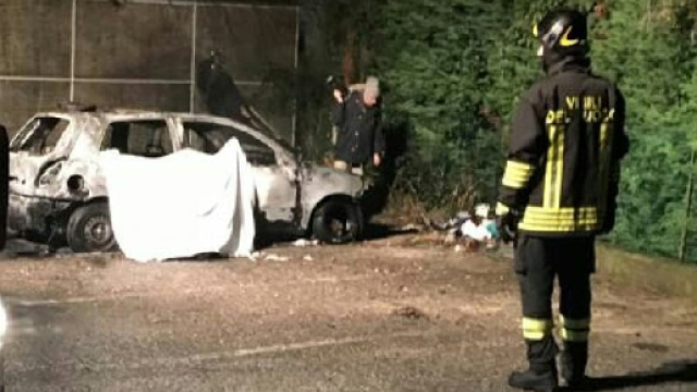 L'auto in cui &egrave; stato trovato carbonizzato un clochard: sono indagati 2 minori.