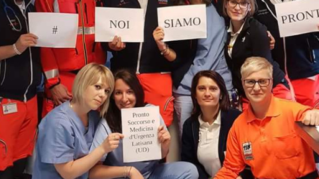 #noisiamopronti in azione per la raccolta firme (foto tratta dal gruppo Facebook #noisiamopronti)