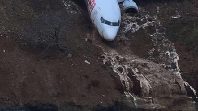 L'aereo della compagnia Pegasus si &egrave; pericolosamente fermato al limite di una scogliera affacciata sul Mar Nero.