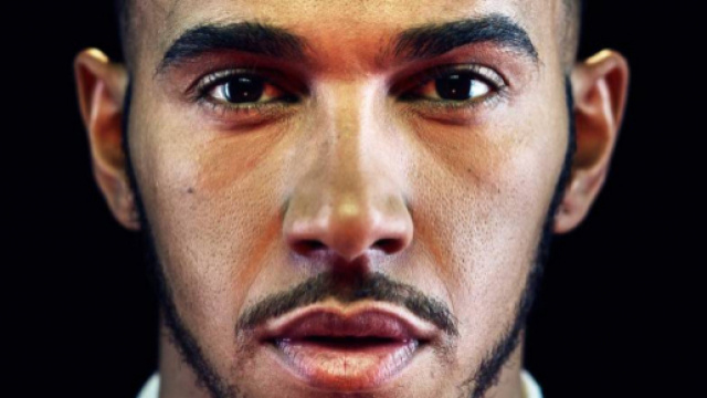 lo strano vezzo del campione Luis Hamilton
