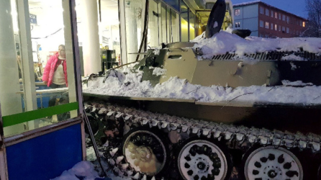 Sfonda la vetrina di un supermercato con un carrarmato