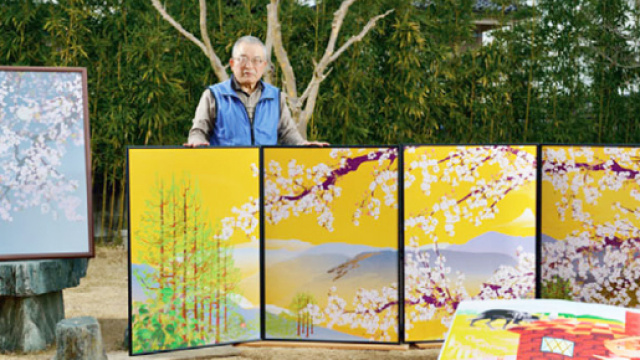 "Tatsuo Horiuchi, con alcune delle sue opere"