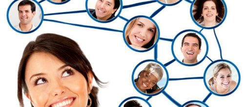 Las relaciones sociales se establecen dentro y fuera de Internet. Public Domain.