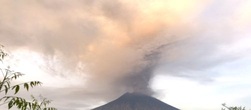 Mount Agung erupts in 2017 - Wikipedia photo by Michael W. Ishak