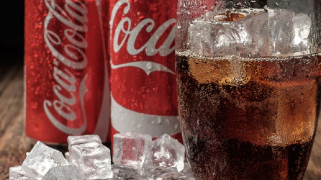 Brutta disavventura per una dodicenne di Andria: si ritrova con un verme in bocca mentre beve una Coca Cola - foto:eatthis.com