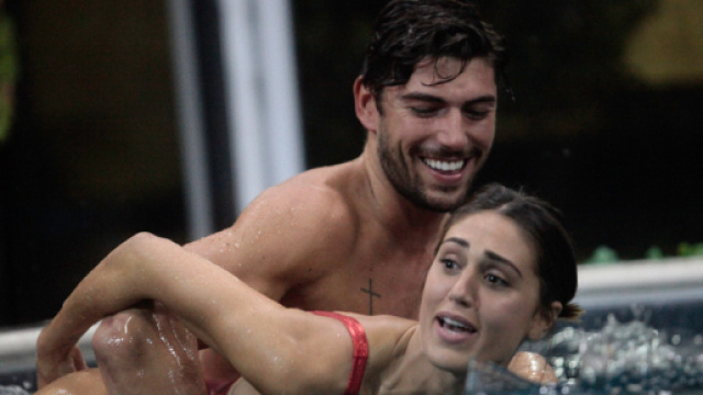 Cecilia Rodriguez e Ignazio Moser in piscina