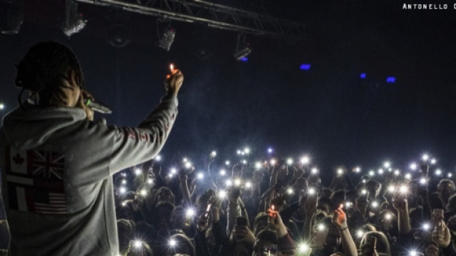 Ghali, astro nascente del rap italiano, durante un live