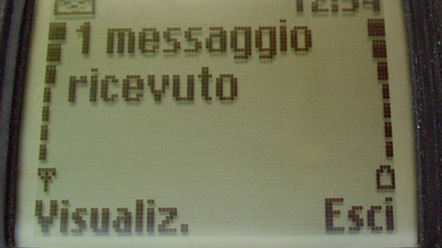 Ignorare i messaggi o leggerli subito: cosa si deve fare, parla un sociologo