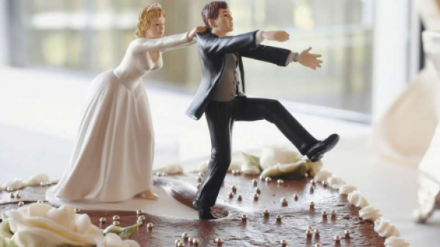 Il promesso sposo &egrave; scappato per la seconda volta non presentandosi alla firma per le nozze: la sposa mancata l'ha picchiato.