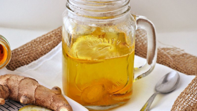 Tisana allo zenzero, curcuma limone e miele