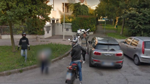 Un ragazzo a Padova si abbassa i pantaloni e mostra ilo sedere nudo alla Google car, finendo su Street view
