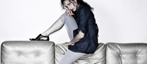 Las abdominales isom&eacute;tricas son una manera de ejercitar esta parte del cuerpo sin moverte del sof&aacute;