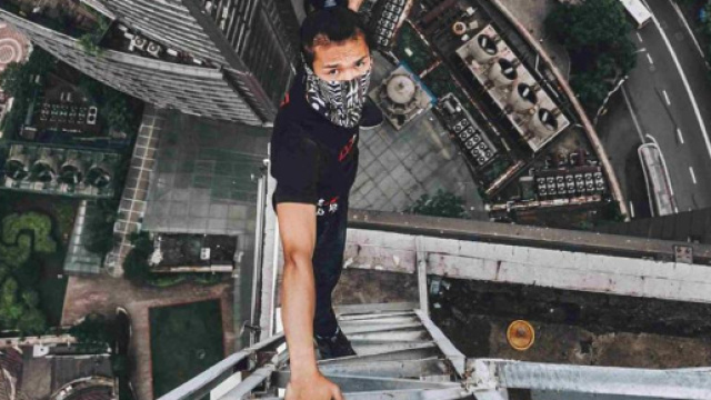 Cade nel vuoto dal grattacielo per un selfie estremo - La Stampa - lastampa.it