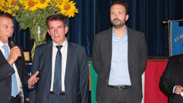 il giovane parlamentare Onorevole Alessio Tacconi (il terzo da sx) promette aria nuova nel PD.