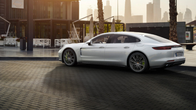 Compra il Porsche, ma non paga gli stipendi