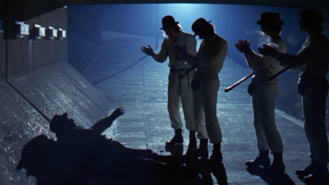 I drughi contro un barbone all'inizio di Arancia Meccanica (fonte: RTVMaipo)