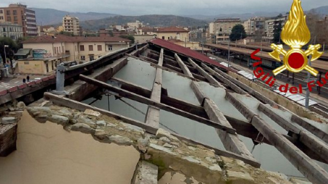 Il vento scoperchia il tetto, disagi alla stazione | Attualit&agrave; Arezzo - toscanamedianews.it