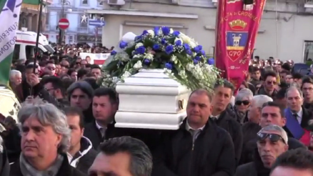 La bara di Giuseppe Parretta portata in corteo per le vie di Crotone prima di arrivare in cattedrale.