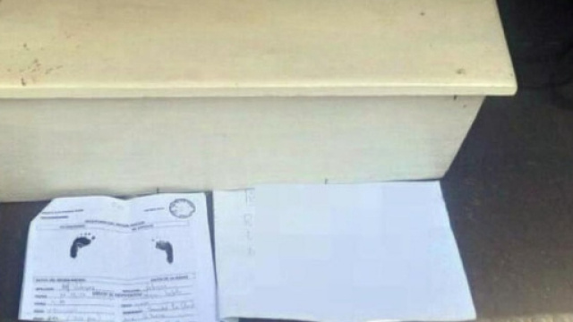 La bara dove giace il corpicino del neonato decapitato