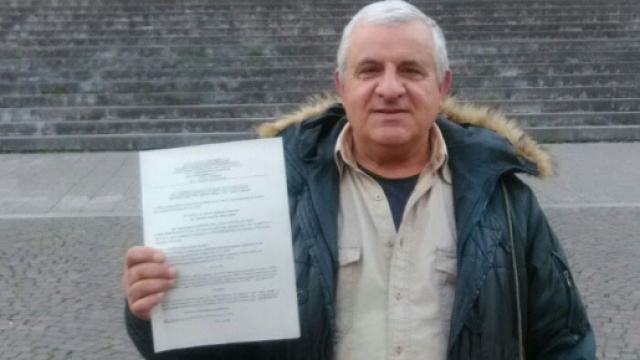 L'avvocato Ugo Morelli mostra l'esposto-querela appena presentato