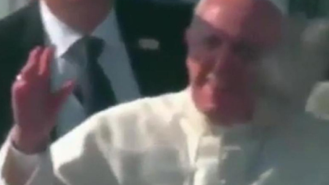 Papa Francesco colpito alla testa da un giornale durante il viaggio in Cile