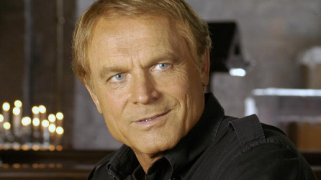 Terence Hill interpreta Don Matteo