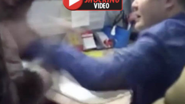 Un fotogramma del video in cui si vede il medico inveire contro la ragazza.